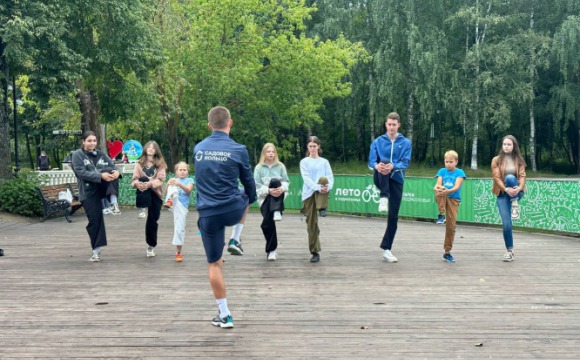 Красногорский футболист провел тренировку для детей на Ивановских прудах 
