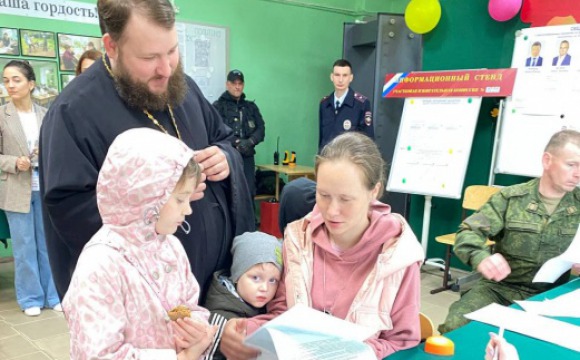 Настоятель храма Архангела Михаила Сергей Чесноков вместе с семьёй пришёл на избирательный участок в Николо - Урюпинской школе