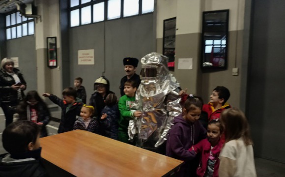 Работники ГКУ МО «Мособлпожспас» провели экскурсию для школьников в красногорской пожарно-спасательной части