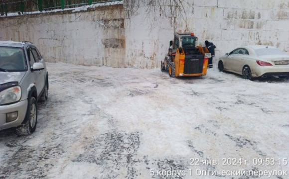 В Красногорске продолжается работа по расчистке территорий от снега