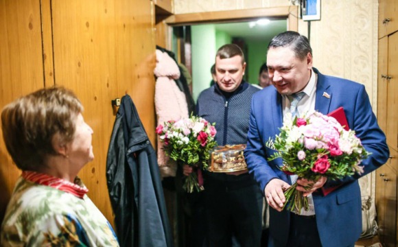 В Красногорске поздравили жительницу с 85-летием
