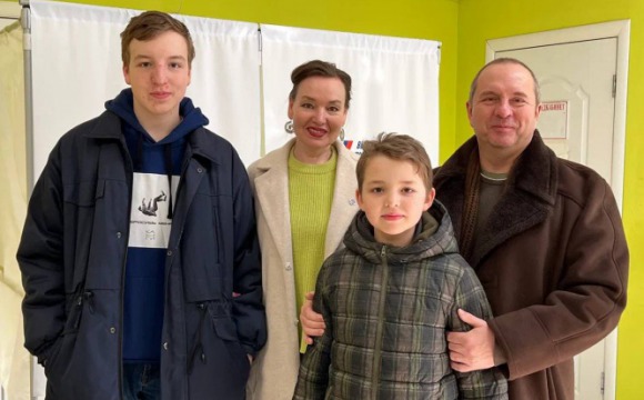 Многодетная семья Суворовых исполнила свой гражданский долг и проголосовала на выборах Президента Российской Федерации