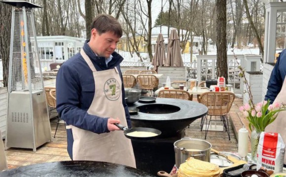 Владислав Мурашов приготовил главное блюдо Масленицы в Архангельском