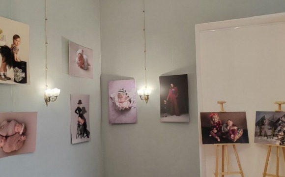 Фотовыставка работ Марины Хохловой «Мы начинаемся с семьи» открылась в усадьбе Знаменское-Губайлово