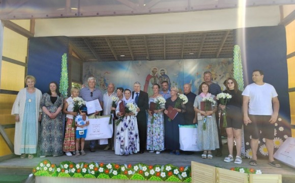 В Красногорске в честь Дня семьи, любви и верности поздравили супругов-юбиляров 