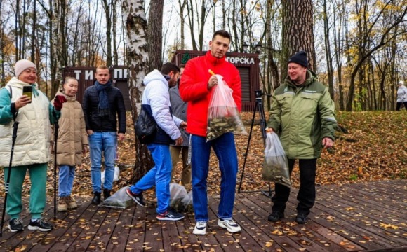 В красногорский пруд запустили 500 особей белого амура 