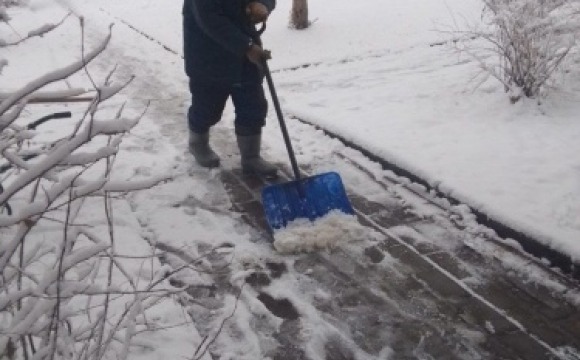 На всех территориях округа проходит уборка снега 
