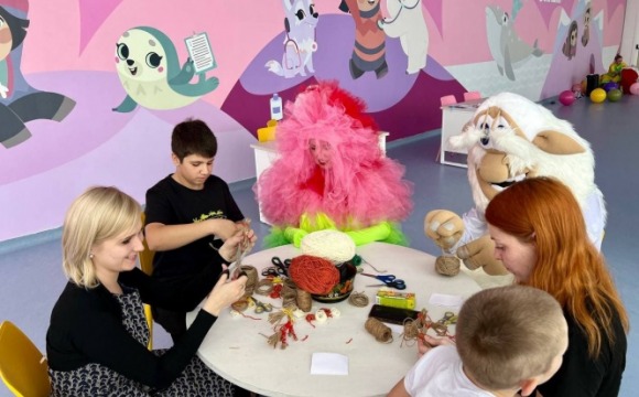 В День народного единства сотрудники Культурно-досугового комплекса «Красногорье» привезли праздник в Детский клинический центр им.Л.М.Рошаля. 