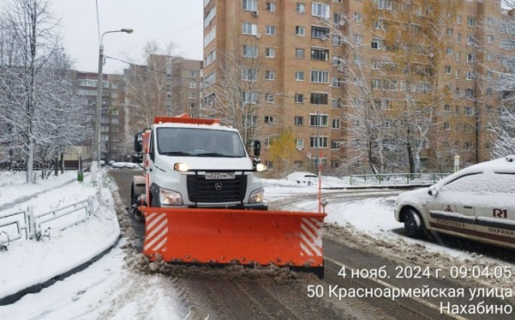 Последствия снегопада сегодня с раннего утра ликвидировали в Красногорске: работа велась на всех территориях, начиная с дворовых и общественных пространств до дорог и проездов. 