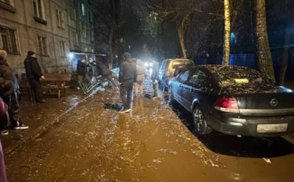 В результате мощного шторма на ул. Вокзальной, д. 15 обрушилось временное сооружение, которое было возведено для ремонта крыши