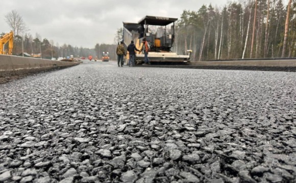 На путепроводе в Аникеевке дорожники приступили к укладке асфальта со стороны Волоколамского шоссе 