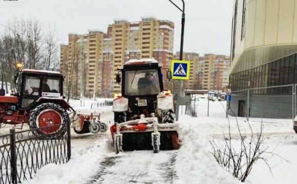Коммунальные и дорожные службы Красногорска продолжают работы по ликвидации последствий сильного снегопада, который не прекращался со вчерашнего утра