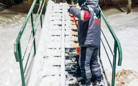 С самого раннего утра в Красногорске продолжается масштабная уборка снега. Рабочие и спецтехника трудятся над поддержанием чистоты в округе