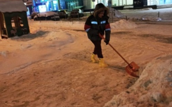 Городские службы проводят уборку снега 