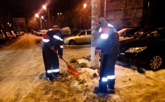 Красногорские службы  продолжают работу по расчистке территории от снега и обработке покрытия автодорог и тротуаров пескосоляной смесью