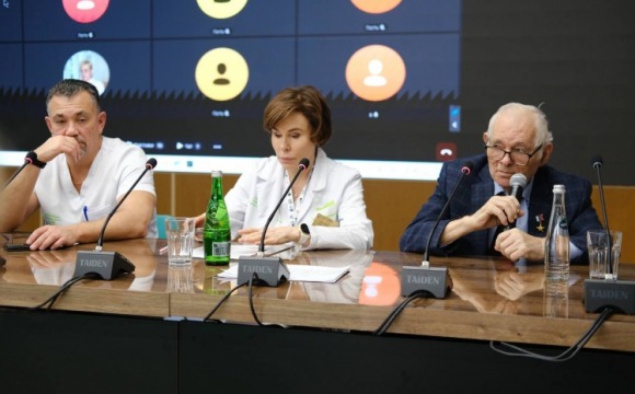 В Детском клиническом центре имени Леонида Михайловича Рошаля прошла утренняя конференция, посвящённая подведению итогов недели