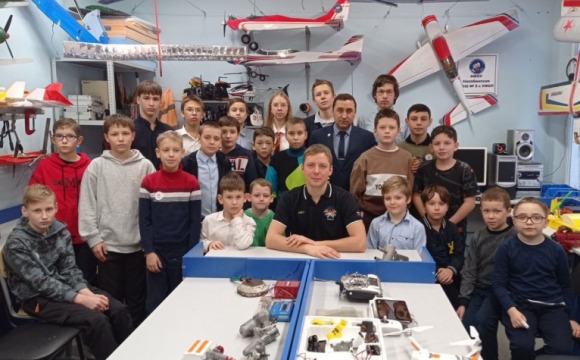 Космонавт Кирилл Песков посетил авиамодельный клуб в Красногорске