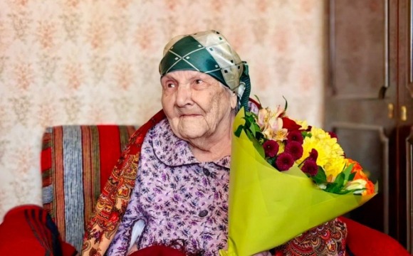 Красногорские единороссы поздравили со 100-летним юбилеем заслуженную жительницу округа 