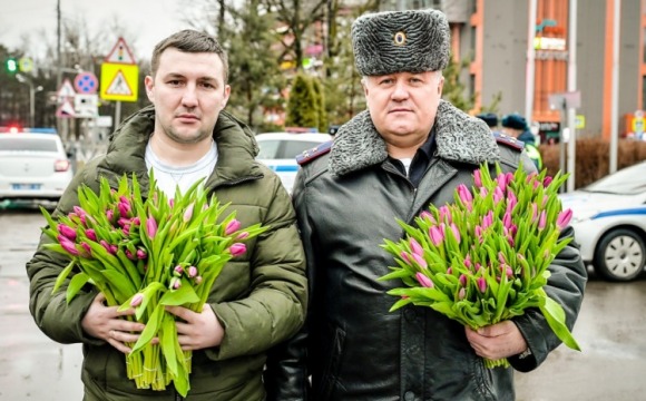 В преддверии Международного женского дня Госавтоинспекция городского округа Красногорск провела акцию «Цветы для автоледи»