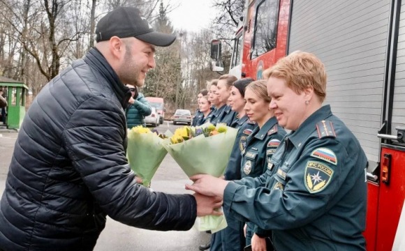 Богдан Андриянов поздравил сотрудниц МЧС с Международным женским Днём