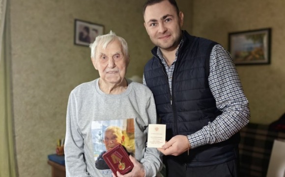 В Красногорске вручили медаль к 80-летию Победы ветерану Великой Отечественной войны 