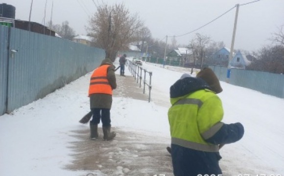 Последствия снегопада с раннего утра устраняют дорожные и городские службы округа