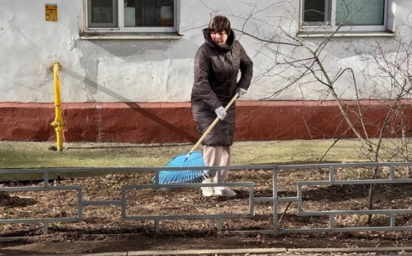 В у памятника воинам зенитных войск, в Военном городке Павшино, проходит субботник