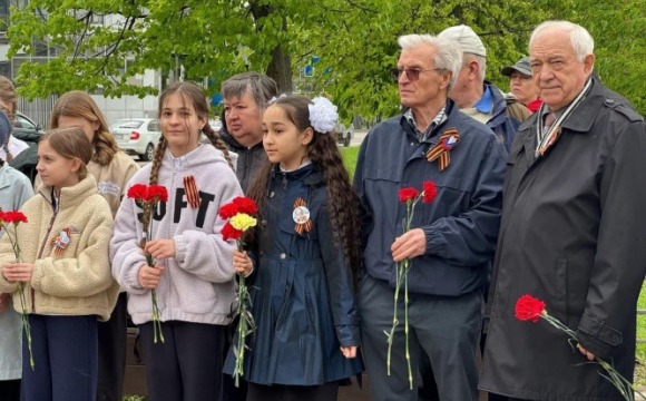В Красногорске возложили цветы к памятнику "Победитель", олицетворяющему подвиг воинов-штрафников, которые в годы войны одними из первых шли в атаку