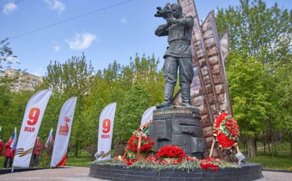 В Яблоневом саду у памятника фронтовому кинооператору состоялось торжественное мероприятие, посвящённое подвигам советских воинов в годы Великой Отечественной войны