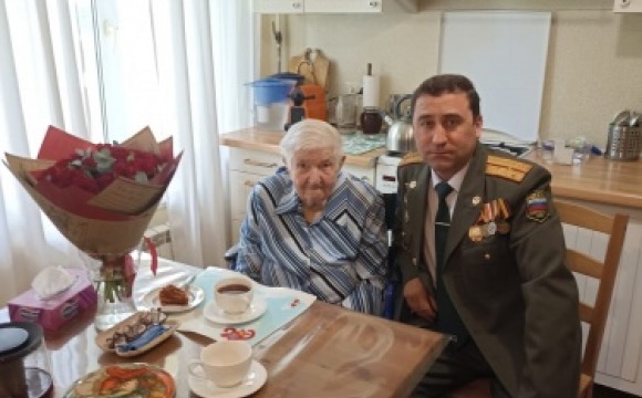В преддверии 80-летия Великой Победы в Красногорске продолжают поздравлять с наступающим праздником всех, кто пережил военные годы и послевоенный период