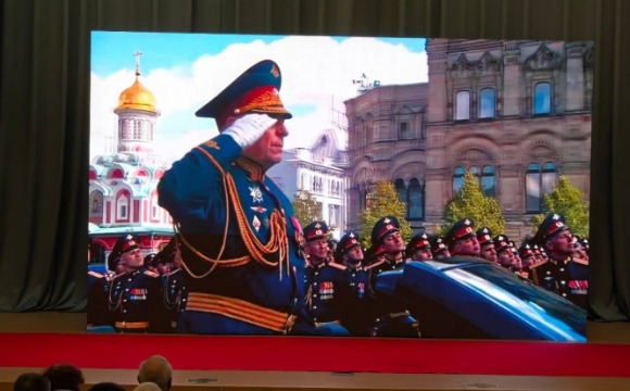 В актовом зале администрации городского округа Красногорск идет трансляция Парада Победы на Красной площади в режиме онлайн