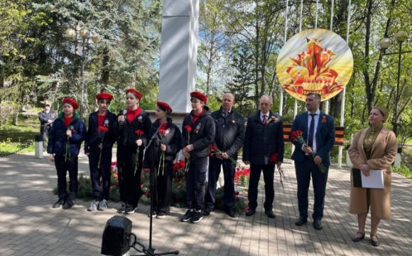 Сегодня перед всеми  мемориалами и памятниками в городском округе Красногорск склоняют головы жители возлагая цветы как дань памяти всем, кто отстоял свободу и подарил человечеству будущее