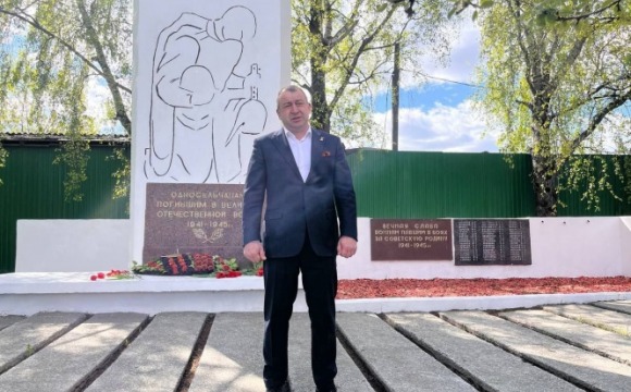 Жители деревни Гольево возложили цветы у памятника односельчанам, павшим в Великой Отечественной Войне