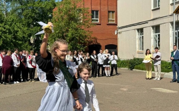 В гимназии №7 имени Д.П. Яковлева проходит торжественная  линейка по случаю последнего звонка