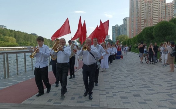 На набережной в Павшинской пойме проходит первый в этом году фестиваль  «Летний вечер у реки» 