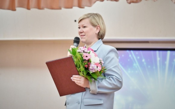От имени Главы городского округа Красногорск Дмитрия Владимировича Волкова выпускников  10-й школы поздравила первый заместитель Наталья Тимошина