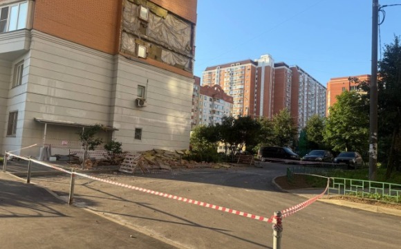 Обрушение фасада многоквартирного дома произошло на ул. Братцевской , 6 в Путилково