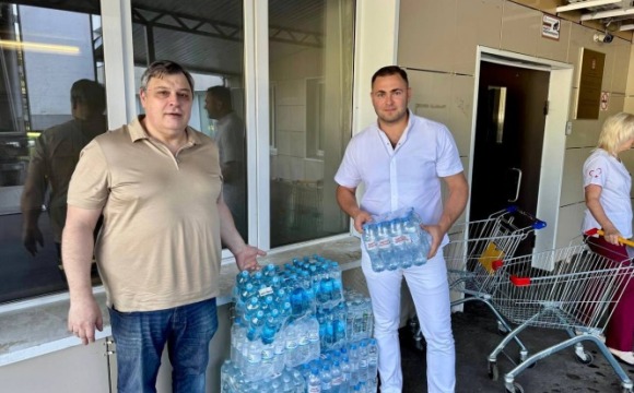Партийцы обеспечили водой городскую больницу