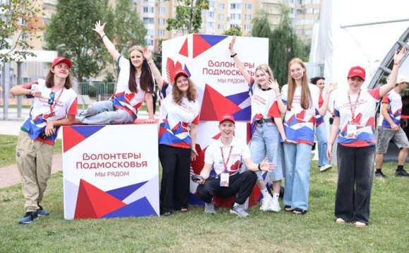 На набережной Павшинской поймы подмосковные волонтеры отмечают свой первый юбилей — в этом году им исполнилось 5 лет