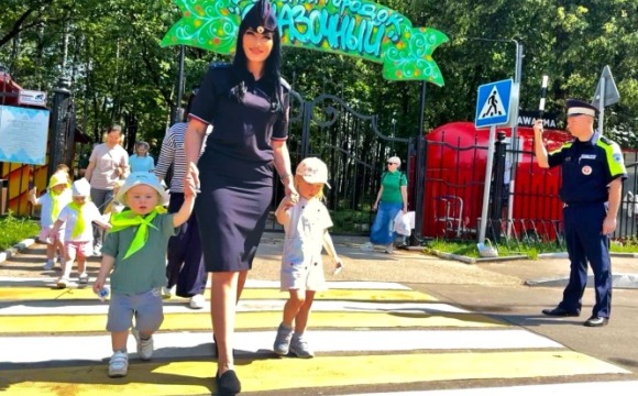 В Красногорске сотрудники Госавтоинспекции провели для воспитанников детских садов тематическую пешую экскурсию