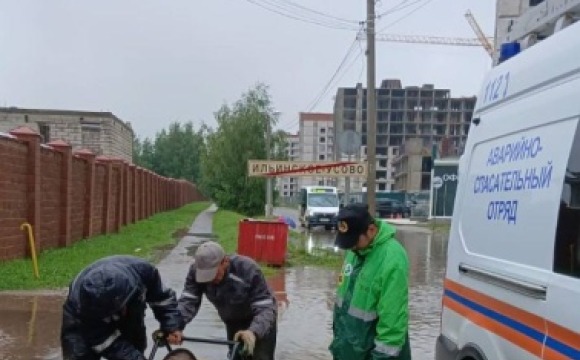 Коммунальные службы работают над ликвидацией последствий непогоды