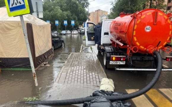 Откачка воды ведется на улицах Красногорска и микрорайона Павшинская пойма