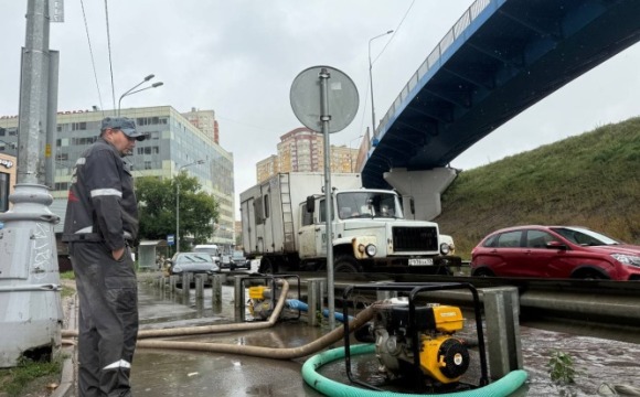 В Красногорске продолжается работа по ликвидации последствий непогоды на одном из самых больших участков подтопления – в районе съезда с Ильинского шоссе