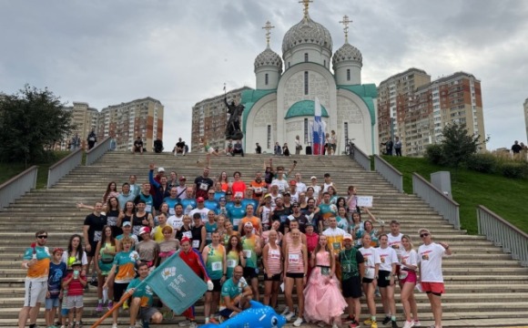 Сообщество «Бег на районе» в Красногорске отпраздновало свой четвёртый день рождения яркой гонкой на 5 км с силовыми станциями