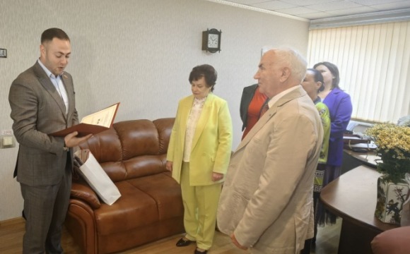 Руководитель фракции «Единая Россия» в местном Совете депутатов Богдан Андриянов поздравил жителя Красногорска с 80-летием