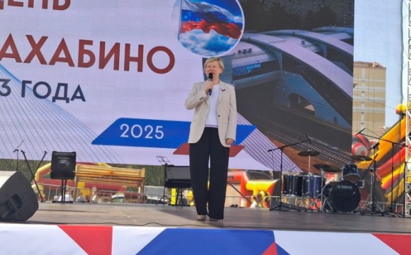 От имени Главы городского округа Красногорск Дмитрия Владимировича Волкова первый заместитель Наталья Тимошина поздравила жителей Нахабино с праздником и вручила благодарные письма