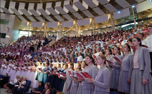 Концертный хор Детской музыкальной хоровой школы «Алые паруса» принял участие в Ассамблее хоров России «Поём для мира — 2025»
