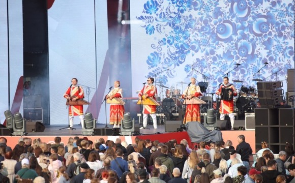 На большой сцене перед Дворцом культуры «Подмосковье» проходит насыщенная концертная программа, посвящённая 93-летию города Красногорск