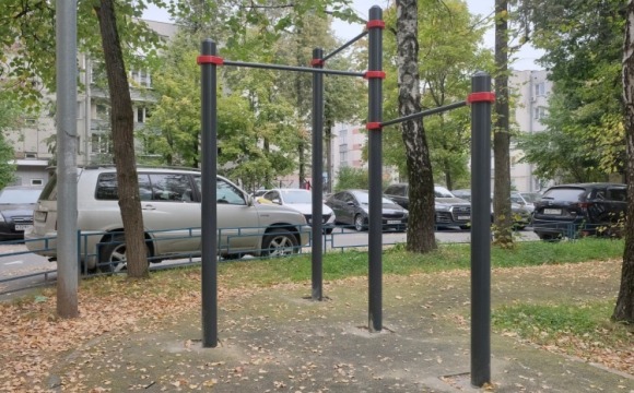 В Красногорске устанавливают новые спортивные снаряды в рамках программы «Турник в каждый двор»