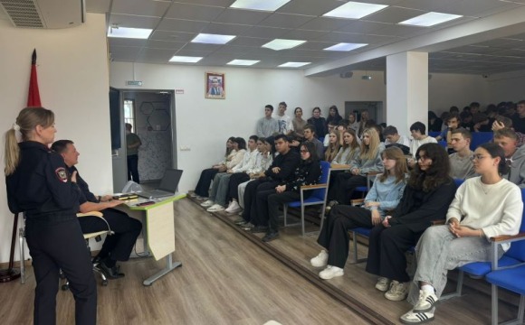 Полицейские организовали акцию «Будь в форме» для студентов Красногорского колледжа